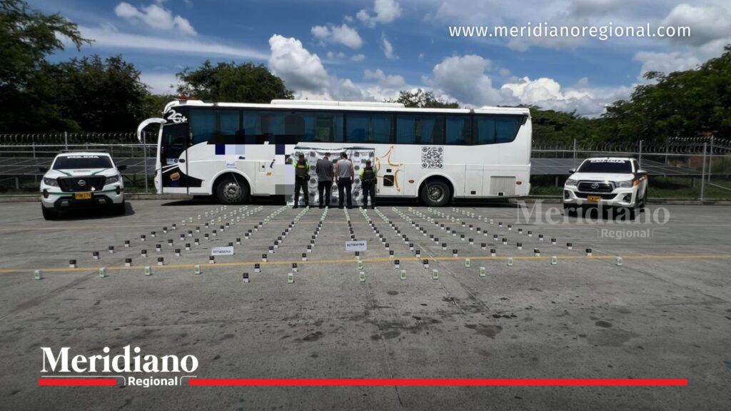 Bus intervenido por la Policía en el Valle del Cauca con 227 frascos de ketamina incautados durante operativo en San Pedro