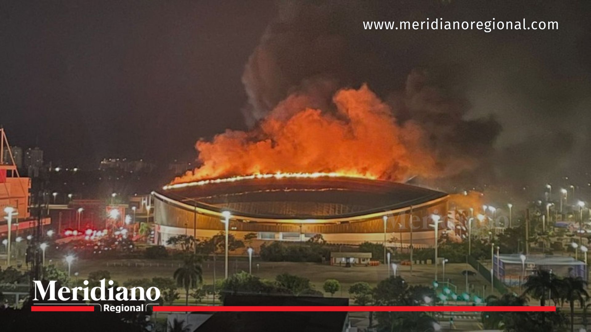 Imagen del incendio registrado en el velódromo del Parque Olímpico de Río de Janeiro durante la madrugada del miércoles 8 de abril.