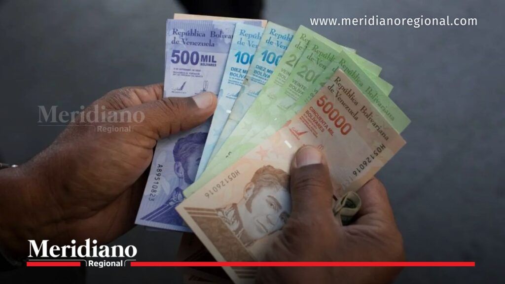 Billetes de bolívares en Venezuela como referencia económica - Meridiano Regional billetes de bolívares en Venezuela en manos de una persona como referencia a la economía y aumento de salario en Venezuela