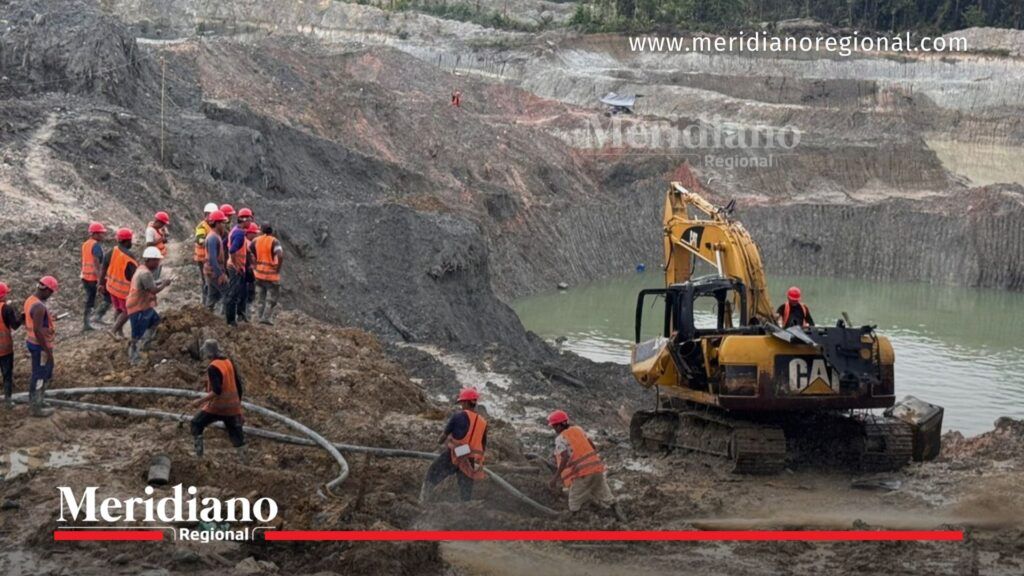 operativo del ejército contra minería ilegal en chocó con trabajadores y excavadora en zona intervenida