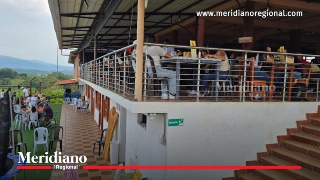 Cocinando para vender: vista del restaurante en Jamundí - Meridiano Regional Restaurante cocinando para vender en Jamundí Valle del Cauca con clientes en zona de comedor