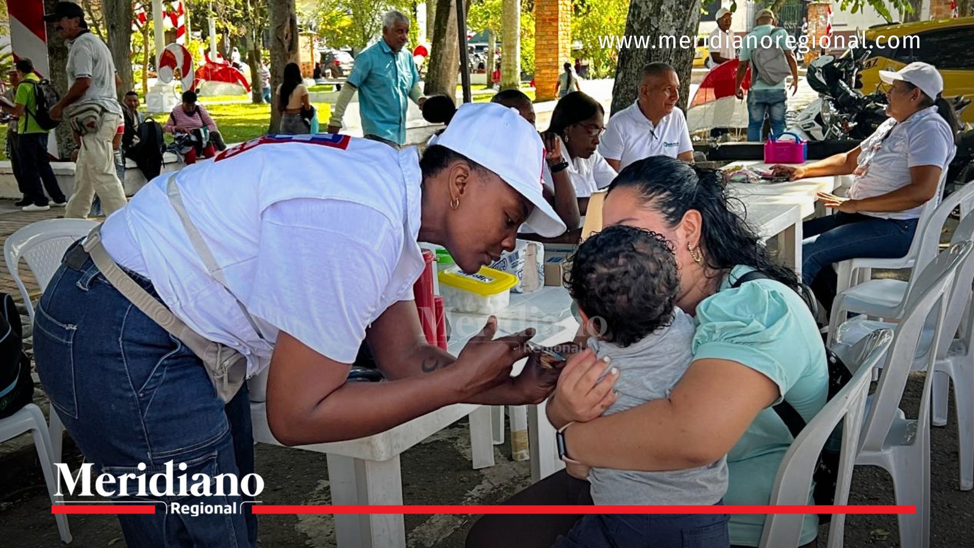 Personal de salud aplica vacuna a menor durante jornada de prevención de fiebre amarilla en el Cauca, fortaleciendo las acciones de vigilancia epidemiológica en el territorio.