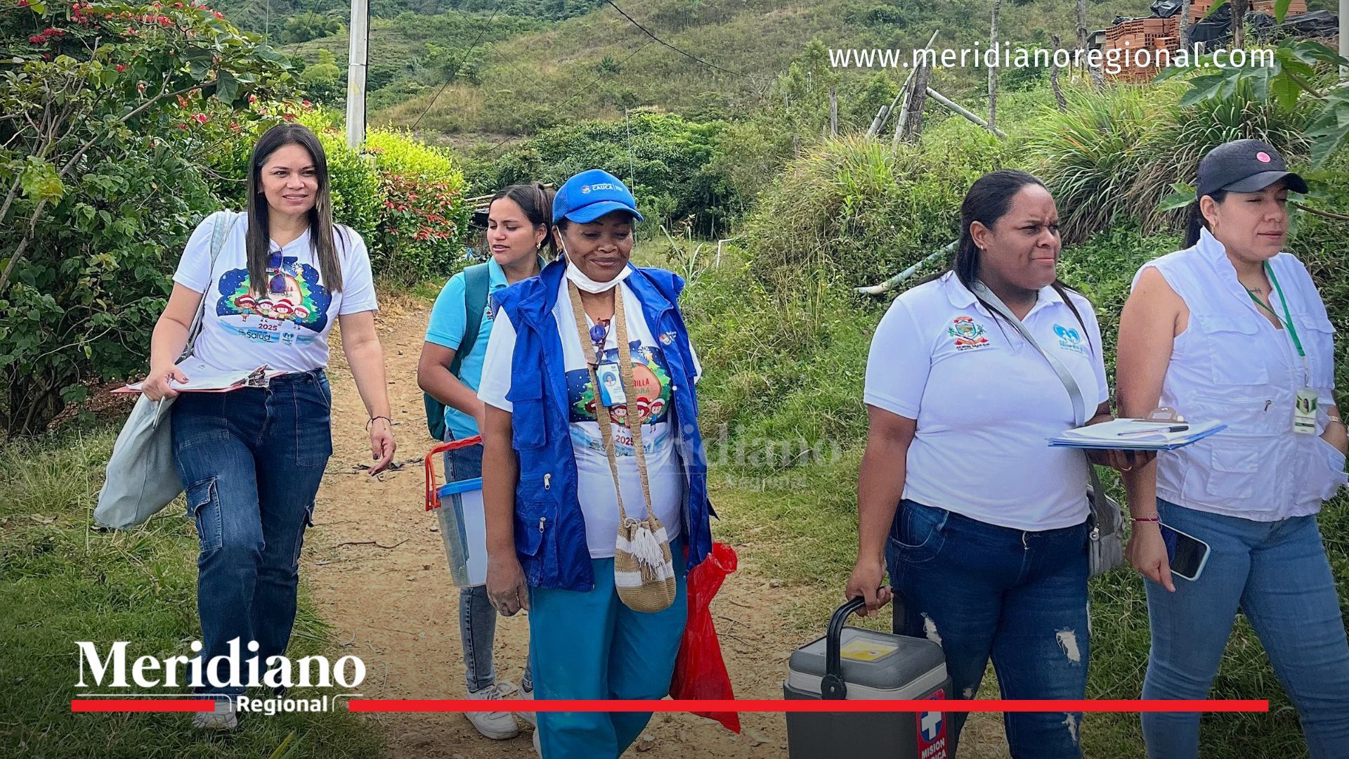 Equipos de la Secretaría de Salud del Cauca recorren zonas rurales para garantizar la vacunación en Cauca 2026, llevando biológicos casa a casa en comunidades apartadas.