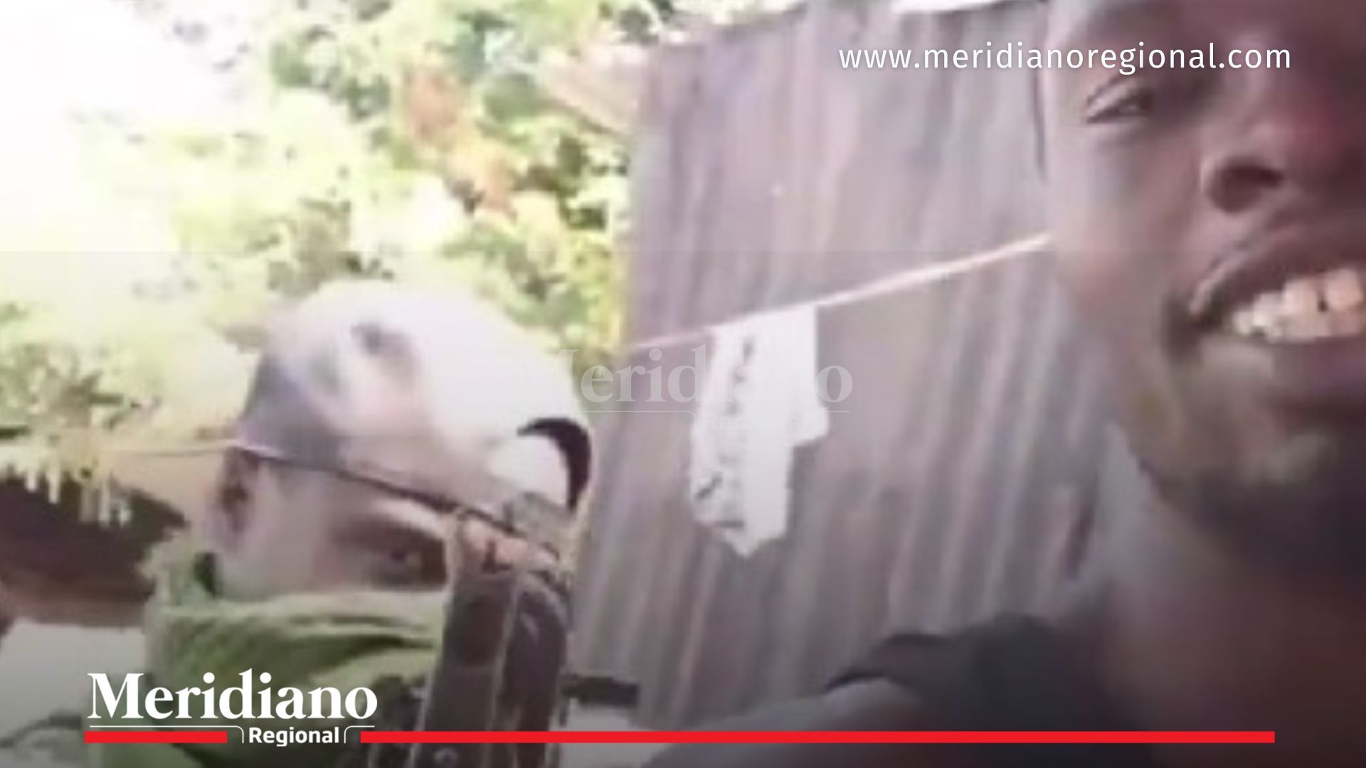 Jóvenes mostrando armamento en el Cauca