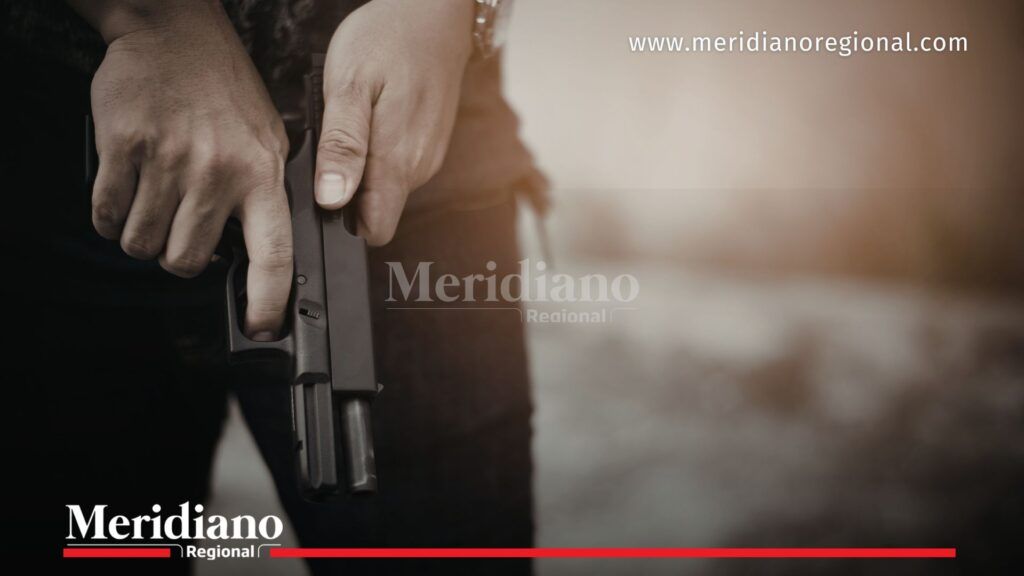 Persona sosteniendo un revólver