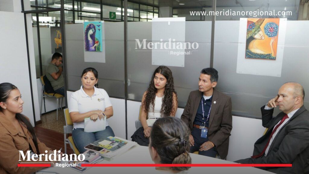 Funcionarios de la Secretaría de Desarrollo Económico del Cauca reunidos en oficina en el marco de Cauca en Potencia, dialogando sobre estrategias de emprendimiento.