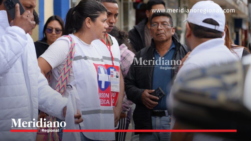 La secretaria de Salud del Cauca, Carolina Camargo, dialoga con integrantes de comunidades indígenas y personal de misión médica durante la atención de la emergencia humanitaria en Silvia.