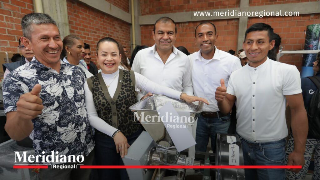 La secretaria de Desarrollo Económico y Competitividad del Cauca, Elvia Rocío Cuenca, y el gobernador encargado, Franky Darío Almario Bravo, acompañan la entrega de herramientas e insumos a emprendedores beneficiarios de programas de economía popular en Popayán.