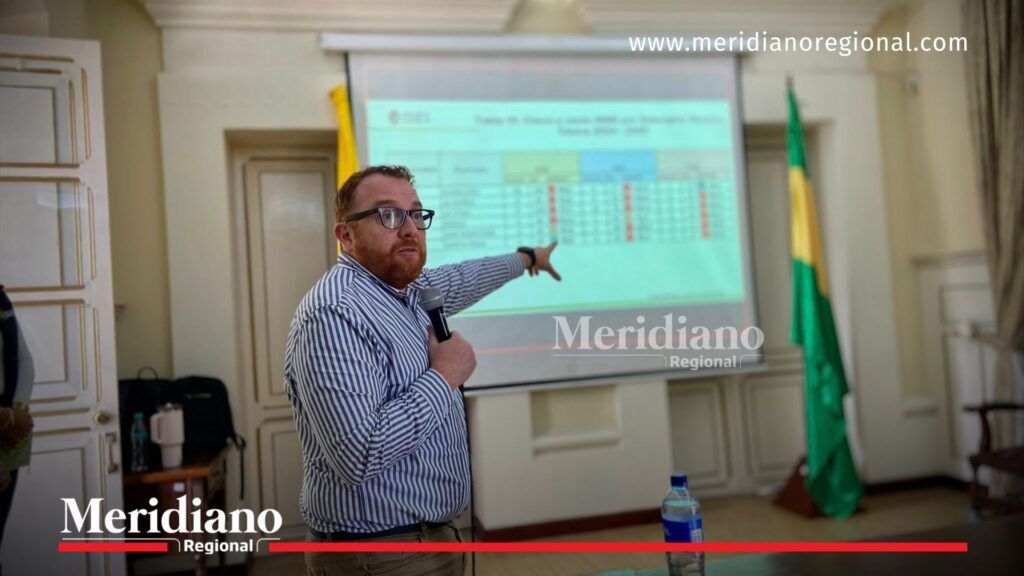 Expositor señala presentación proyectada durante Mesa PARE en Cauca mientras explica indicadores de salud materna ante los asistentes.
