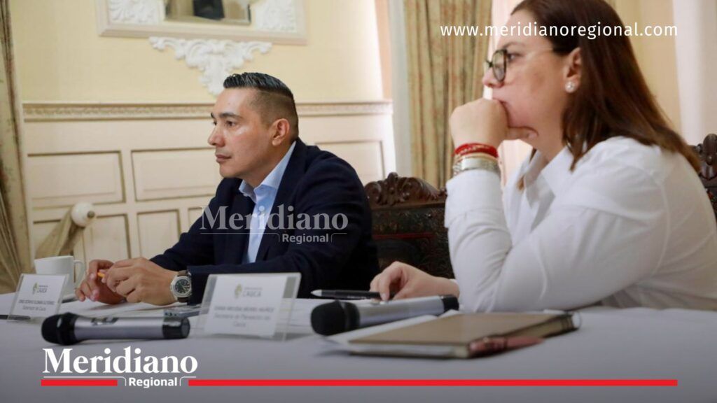 El gobernador del Cauca, Octavio Guzmán, participa en la sesión presencial No. 29 del OCAD Regional Pacífico junto a otra asistente durante la jornada de revisión de proyectos estratégicos para la región.