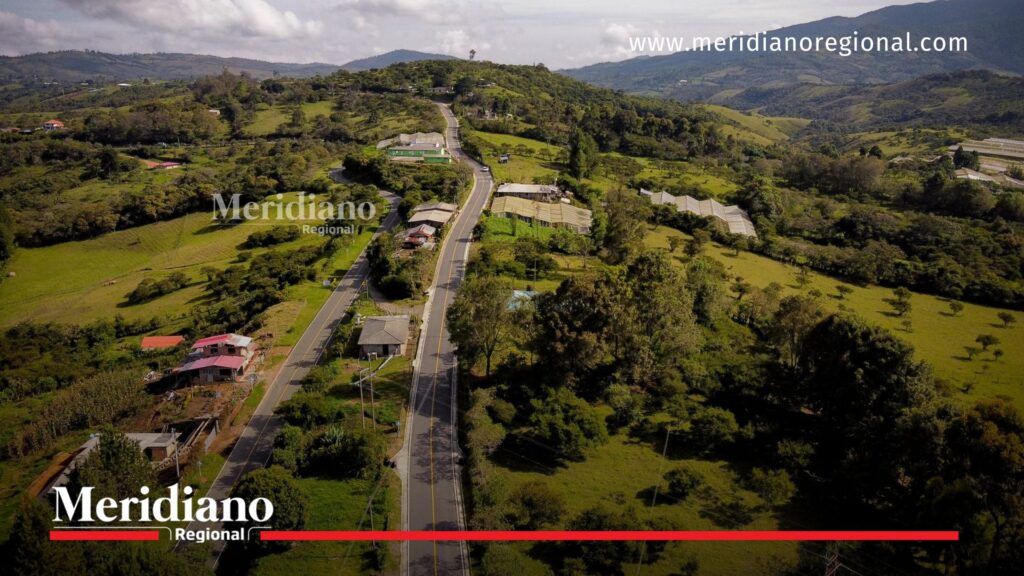 Vista panorámica aérea de la vía pavimentada entre los sectores de Usenda, La Estrella y El Jardín, en el municipio de Silvia, rodeada de montañas, viviendas rurales y zonas productivas del Cauca.