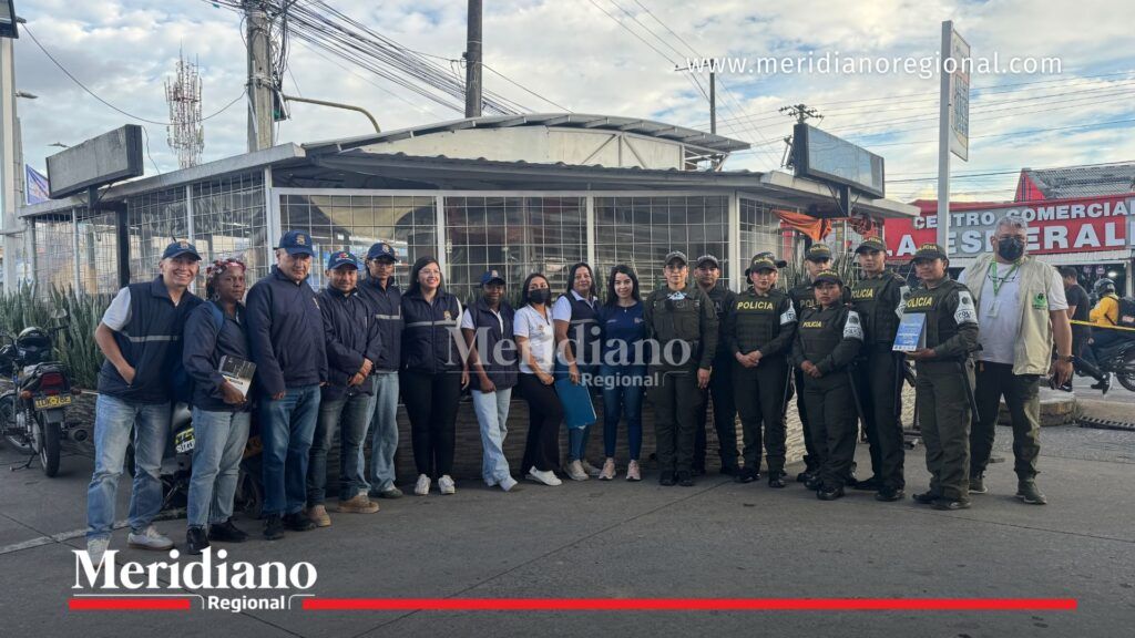 Funcionarios del Grupo Operativo Anti Contrabando del Cauca y uniformados de la Policía Metropolitana de Popayán posan luego de una jornada de control y fiscalización en establecimientos comerciales de la capital caucana.