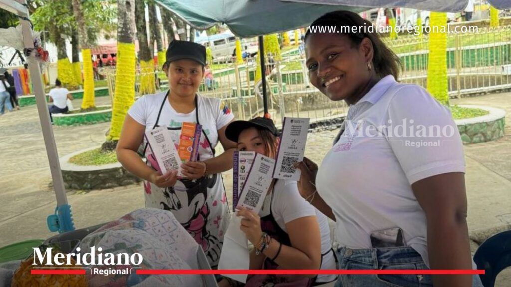 Funcionarias de la Secretaría de la Mujer del Cauca entregan material informativo con códigos QR sobre el Proyecto Vesta a comerciantes informales en el municipio de El Patía.