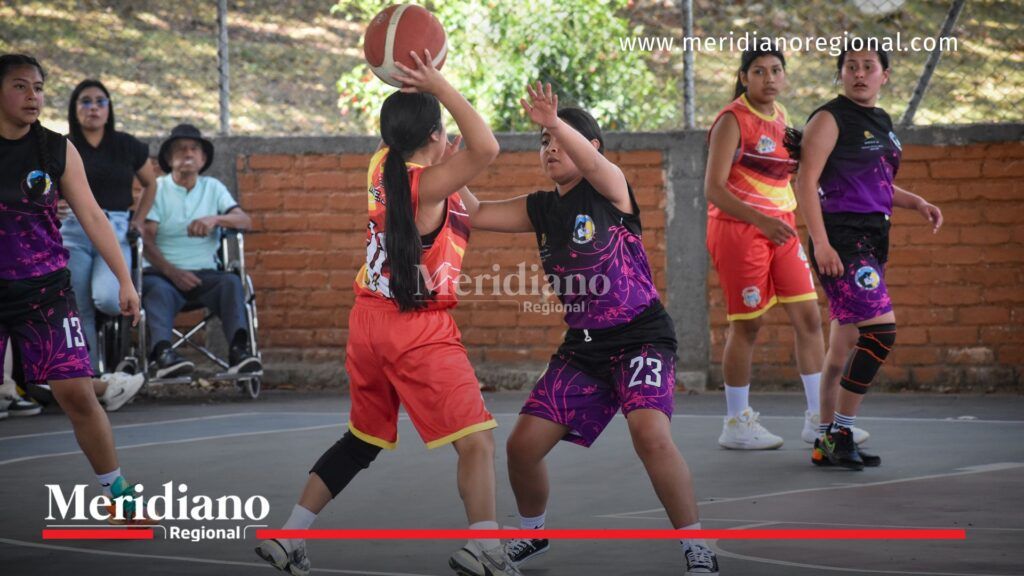 Jóvenes mujeres participan en un partido de baloncesto durante los Juegos Intercolegiados Cauca 2026 en una cancha deportiva.