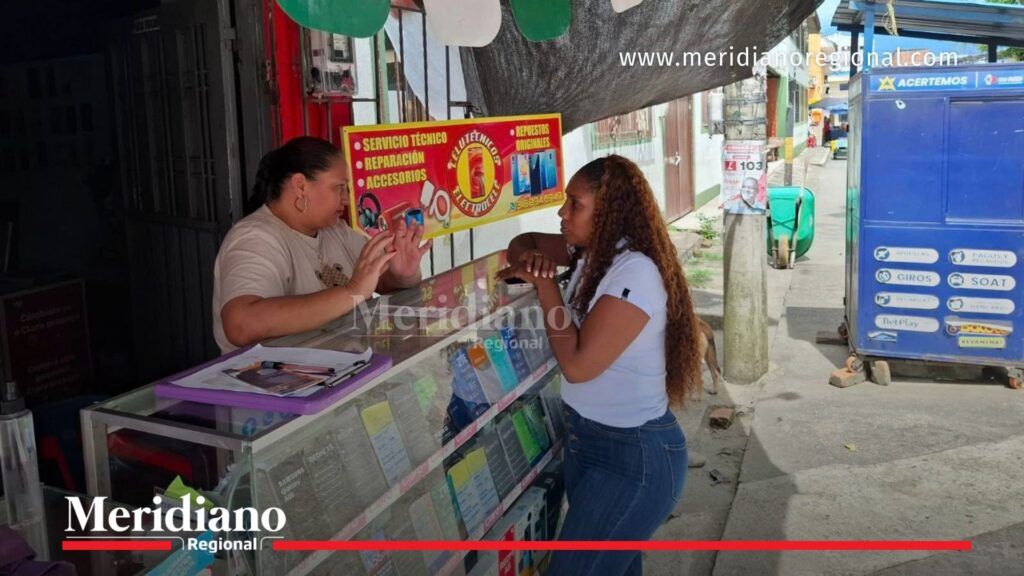 Funcionaria de la Secretaría de la Mujer del Cauca socializa información sobre prevención de violencia de género y el Proyecto Vesta en un local comercial del municipio de El Patía.