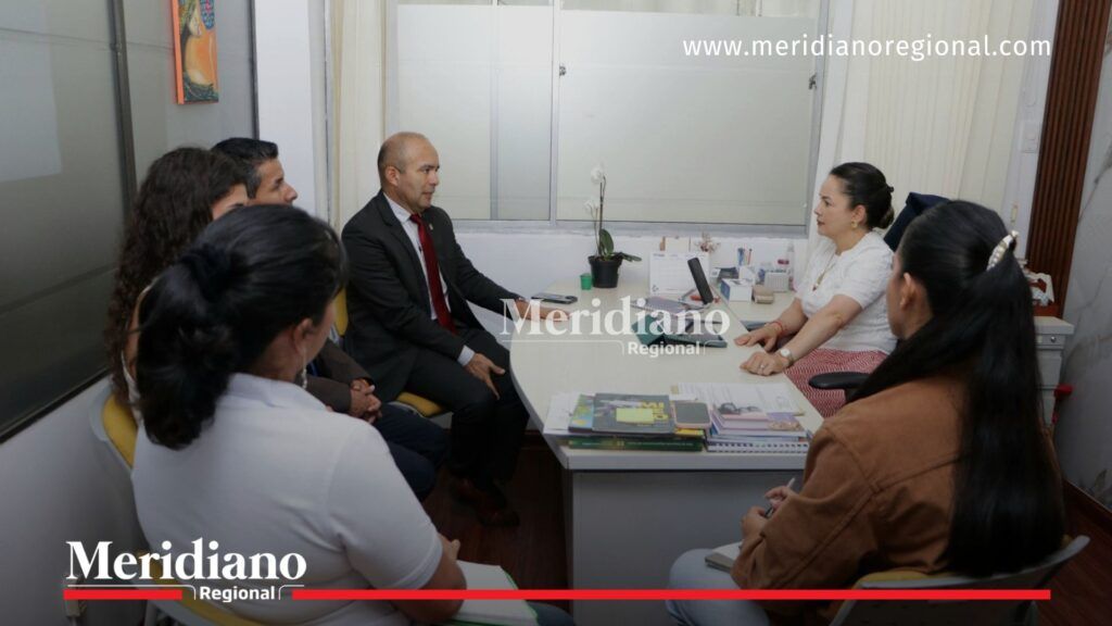 Funcionarios de la Secretaría de Desarrollo Económico del Cauca y de la Fundación Universitaria de Popayán reunidos en oficina dialogando sobre estrategias de emprendimiento.