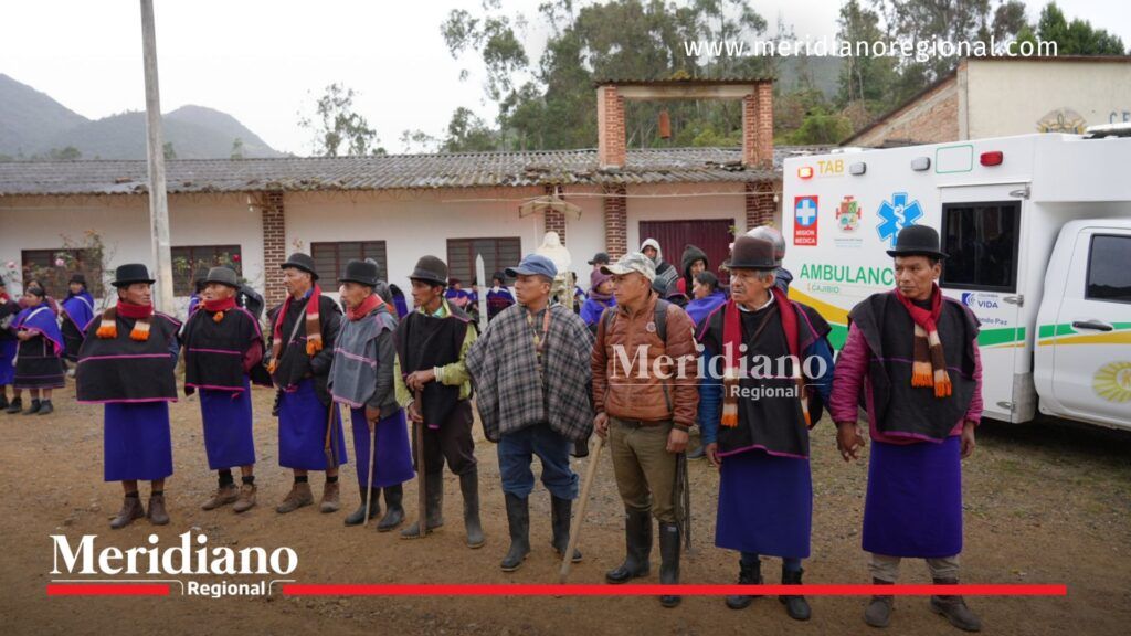 Integrantes de comunidades indígenas permanecen frente a un centro médico en zona rural de Silvia, Cauca, mientras una ambulancia atiende la emergencia derivada del conflicto indígena en el territorio.