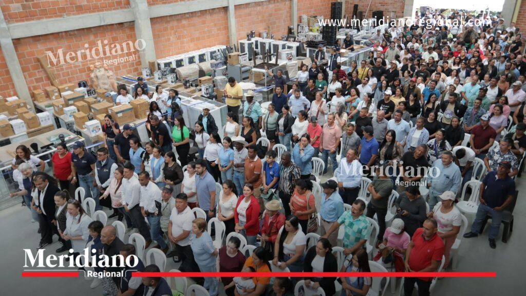 Asistentes a jornada de entrega de herramientas y equipos liderada por la Gobernación del Cauca para fortalecer la economía popular y apoyar emprendimientos en Popayán.