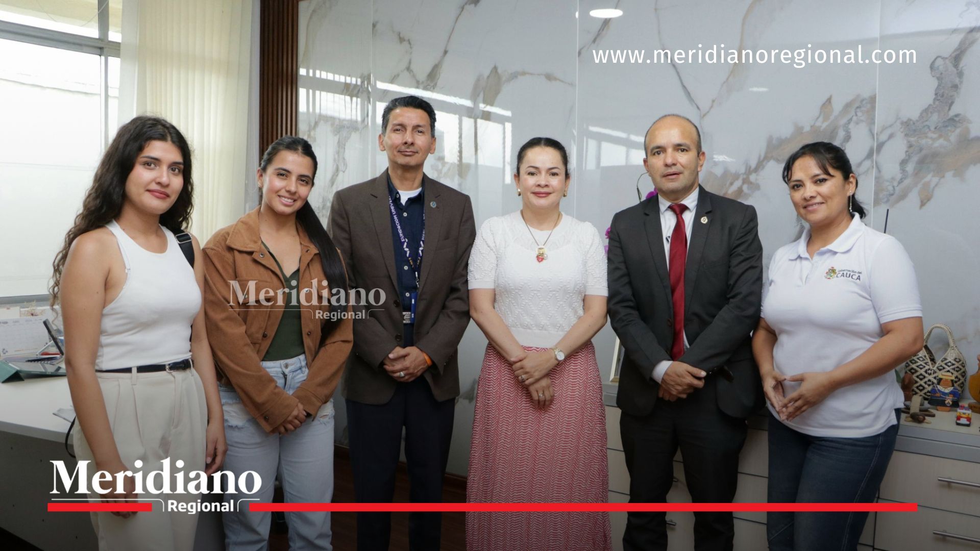 Funcionarios de la Secretaría de Desarrollo Económico del Cauca y representantes institucionales posan en grupo durante reunión de Cauca en Potencia.