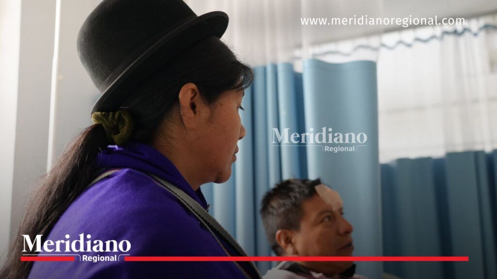 Integrantes de una comunidad indígena reciben atención médica dentro de un hospital en Silvia, Cauca, mientras uno de los heridos permanece con un vendaje en la cabeza tras los enfrentamientos.
