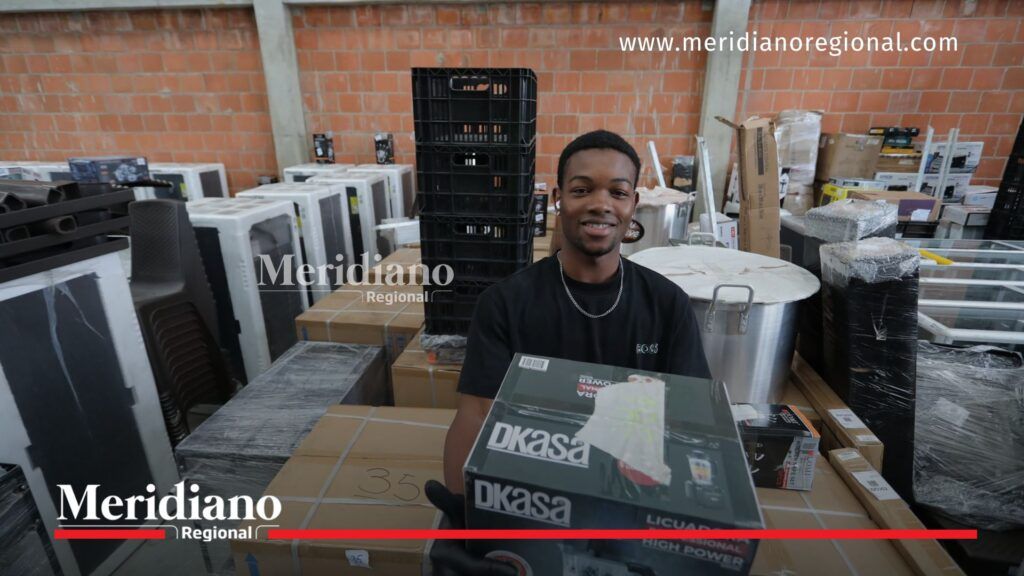 Beneficiario de programas de economía popular posa junto a herramientas, equipos e insumos entregados por la Gobernación del Cauca para fortalecer su emprendimiento en Popayán.