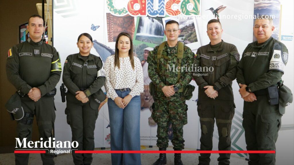 La secretaria de Desarrollo Económico y Competitividad del Cauca, Elvia Rocío Cuenca, posa junto a integrantes de la Policía Nacional y el Ejército durante el Comité Departamental de Seguridad Turística realizado en el departamento.