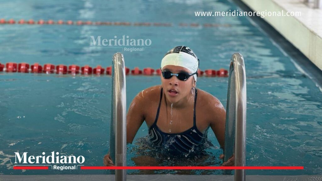 Joven deportista sale de una piscina durante una competencia de natación en los Juegos Intercolegiados Cauca 2026.