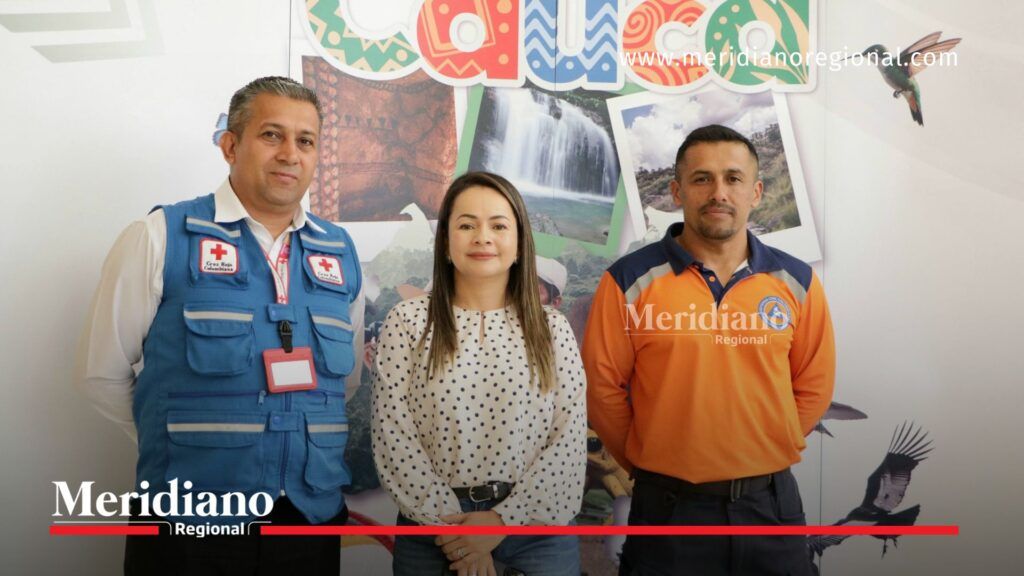 La secretaria de Desarrollo Económico y Competitividad del Cauca, Elvia Rocío Cuenca, posa junto a representantes de la Cruz Roja Colombiana y la Defensa Civil durante el Comité Departamental de Seguridad Turística realizado en el departamento.