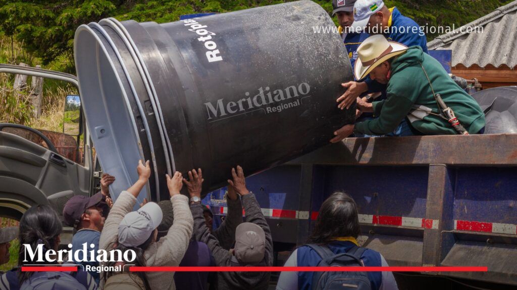 Entrega de ayudas por ceniza volcánica en Puracé, donde comunidades y funcionarios descargan un tanque de agua potable para familias afectadas por la actividad de la Cadena Volcánica Los Coconucos. - Meridiano Regional Entrega de ayudas por ceniza volcánica en Puracé, donde comunidades y funcionarios descargan un tanque de agua potable para familias afectadas por la actividad de la Cadena Volcánica Los Coconucos.