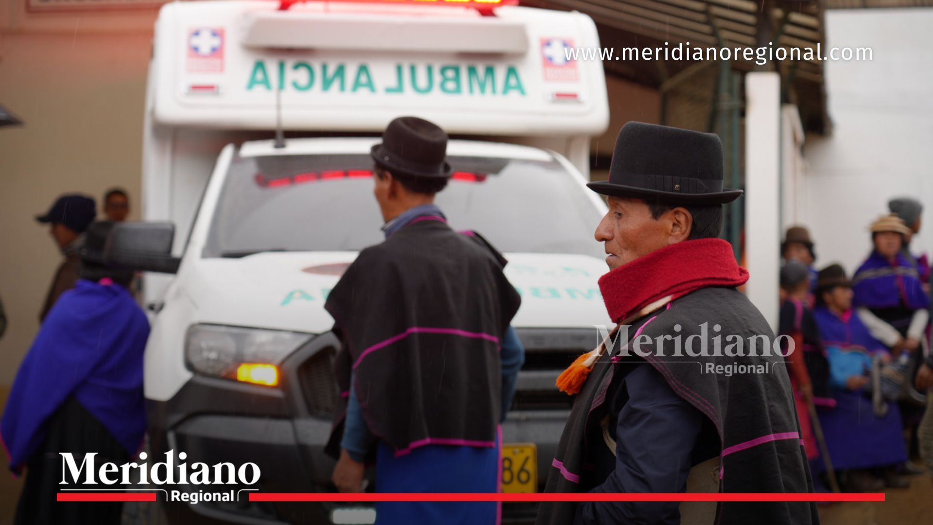 Ambulancias y comunidades indígenas permanecen en las afueras del centro asistencial donde son atendidas personas heridas tras los enfrentamientos registrados entre Guambía y Pitayó.