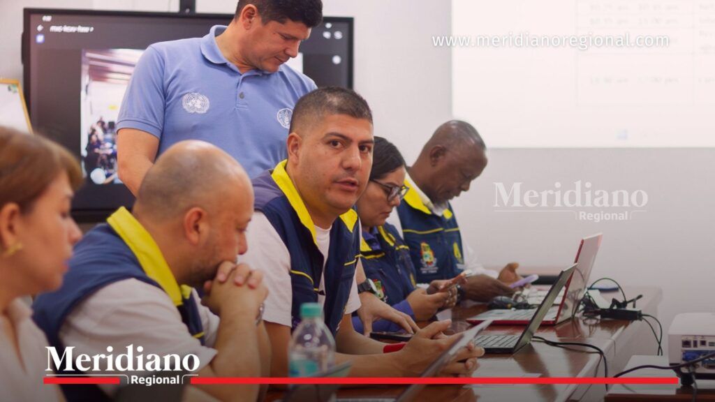 Funcionarios y representantes institucionales participan en una mesa técnica sobre el clima en Cauca mientras revisan información climática y analizan estrategias preventivas frente a posibles emergencias.