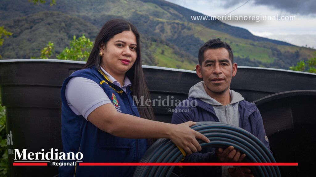 Entregan mangueras y ayudas a comunidades afectadas en Puracé - Meridiano Regional En la imagen se observa la entrega de cajas con tapabocas a integrantes de comunidades rurales de Puracé, como parte de las ayudas humanitarias destinadas a mitigar los efectos de la ceniza volcánica. La jornada fue acompañada por funcionarios de la Oficina de Gestión del Riesgo de Desastres del Cauca, quienes buscan fortalecer las medidas de protección para las familias afectadas por la actividad de la Cadena Volcánica Los Coconucos.