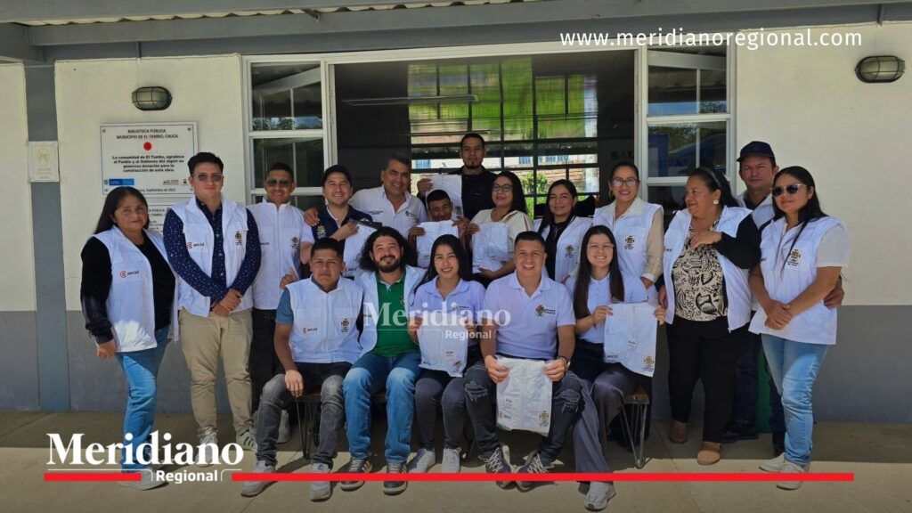 El Tambo fortalece su Consejo Municipal de Paz - Meridiano Regional Funcionarios, líderes comunitarios y participantes del proceso de conformación del Consejo Municipal de Paz posan frente a la biblioteca pública de El Tambo, Cauca, sosteniendo chalecos entregados durante la jornada liderada por la Secretaría de Gobierno del Cauca.