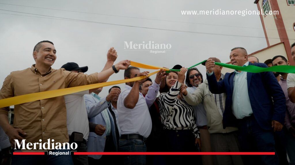 El gobernador del Cauca, Octavio Guzmán, junto al alcalde de Silvia, Juan Carlos López, y líderes comunitarios, participan en el acto inaugural de la vía pavimentada entre Usenda, La Estrella y El Jardín, sosteniendo las cintas simbólicas de inauguración durante el evento oficial.