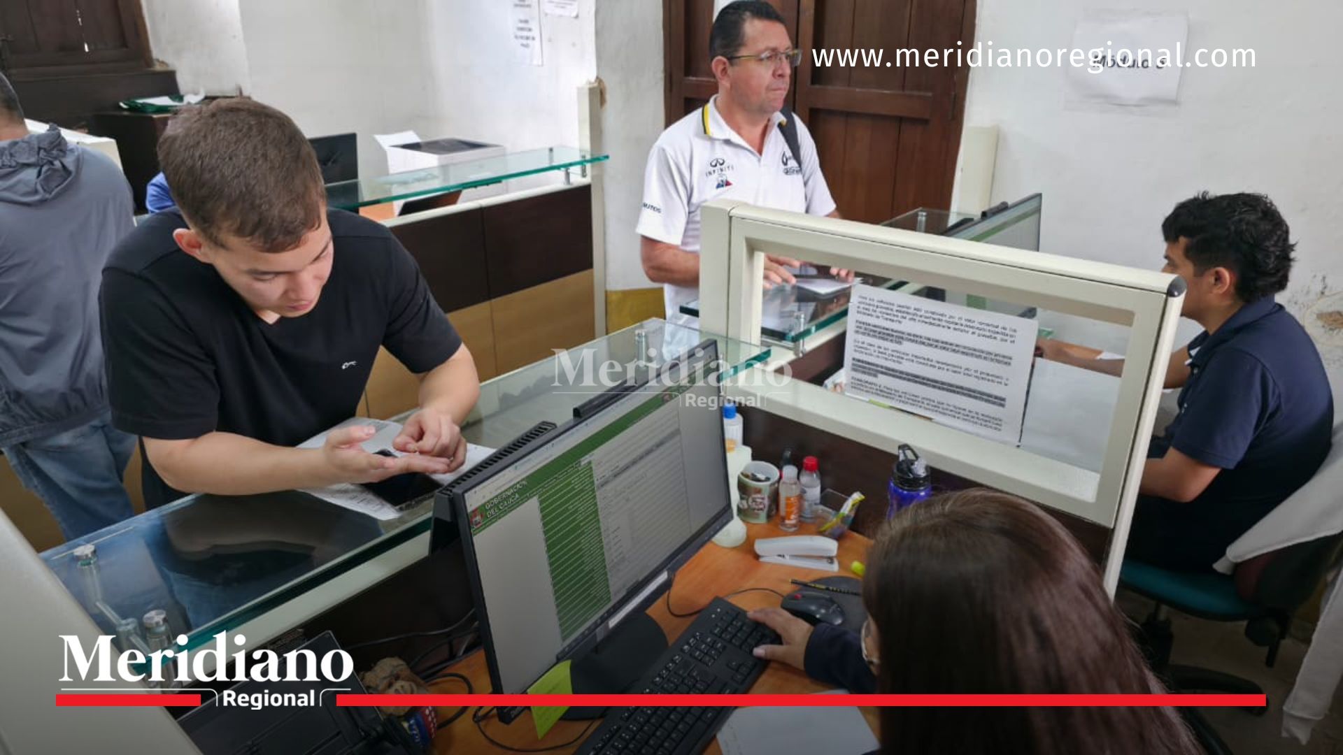Ciudadanos realizan trámites de actualización de datos para el impuesto vehicular en la Oficina de Rentas de la Secretaría de Hacienda del Cauca.