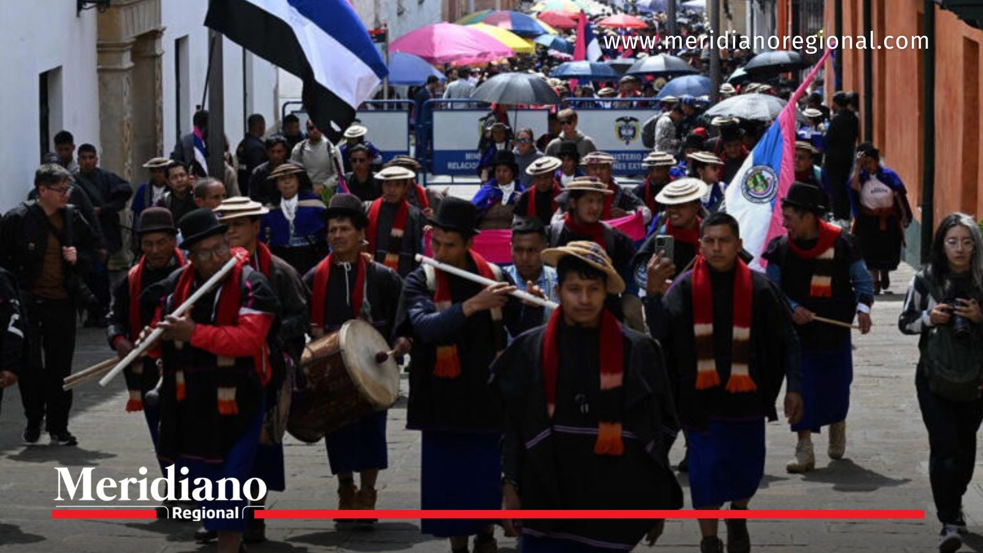 Miembros de la comunidad indígena Misak permanecen en Bogotá mientras avanzan los diálogos con el Gobierno Nacional sobre acuerdos territoriales en Cauca.