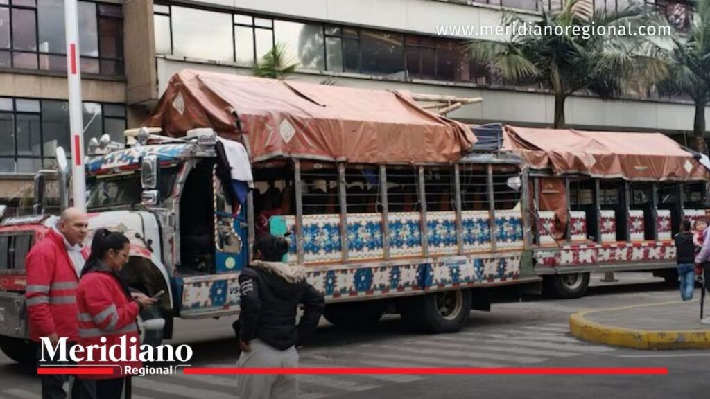 Llegada de indígenas Misak al CAN en Bogotá durante jornada de movilización - Meridiano Regional Chivas con integrantes del pueblo indígena Misak estacionadas en el CAN de Bogotá durante movilización por acuerdos territoriales en Cauca.