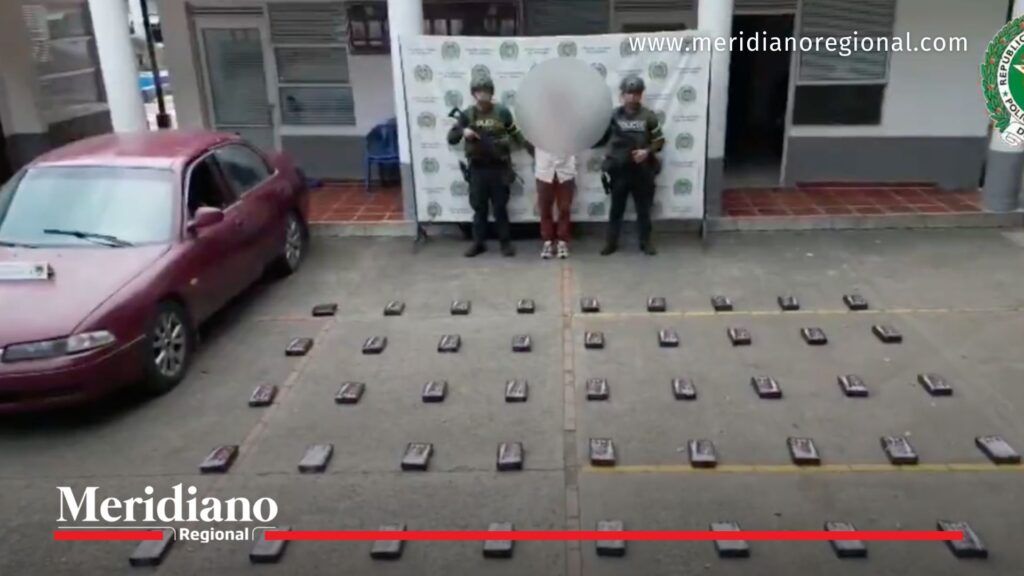 Policías presentan a capturado y 94 kilos de cocaína incautados en Santander de Quilichao, Cauca.
