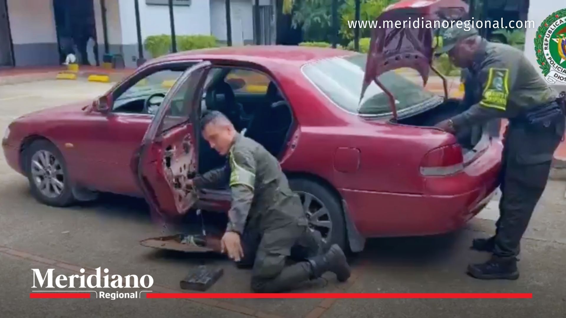 Uniformados de la Policía Nacional encontraron 94 kilos de clorhidrato de cocaína escondidos en compartimientos tipo “caleta” dentro de un automóvil interceptado en Santander de Quilichao, Cauca.