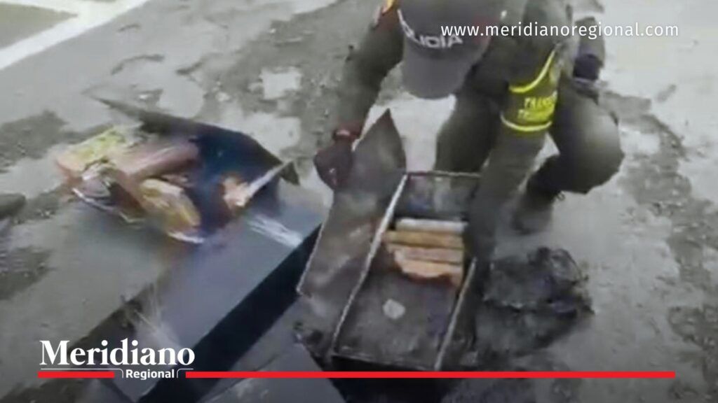 Policía inspecciona cajas metálicas con marihuana incautada en la vía Rumichaca – Pasto, en Nariño.