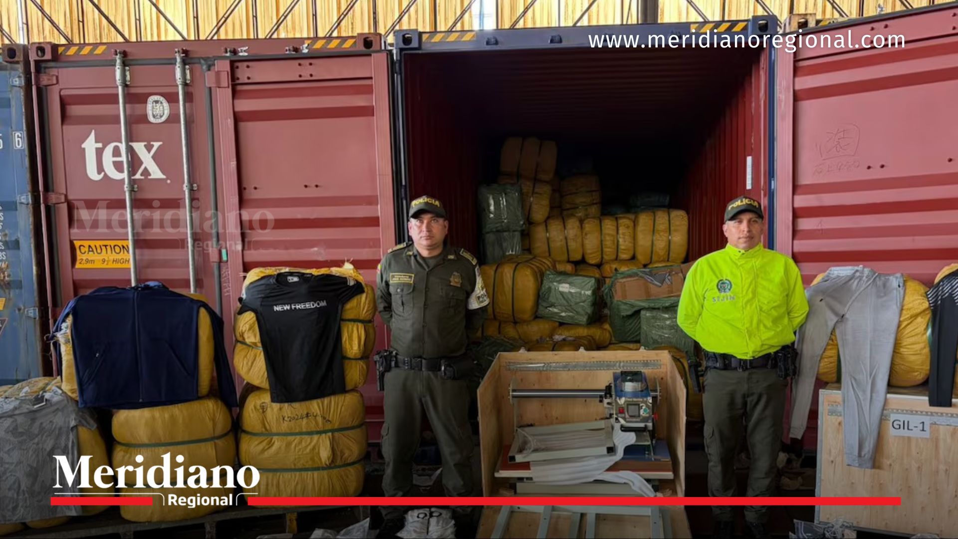 Policías inspeccionan contenedor con mercancía de contrabando incautada en Buenaventura.