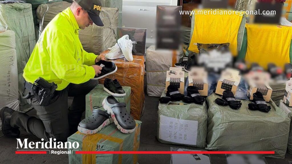 Mercancía de contrabando incautada por la POLFA dentro de un contenedor en Buenaventura.