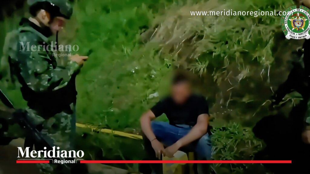 Momento de la captura de alias “Candamil” en zona rural de Suárez, Cauca, durante un operativo realizado por la Policía y el Ejército Nacional.