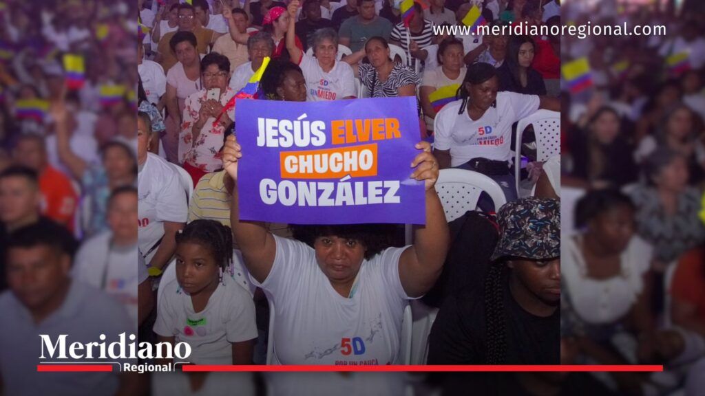 Simpatizantes de Jesús Elver González durante un evento político en el Cauca sostienen una pancarta con su nombre y alias “Chucho”.