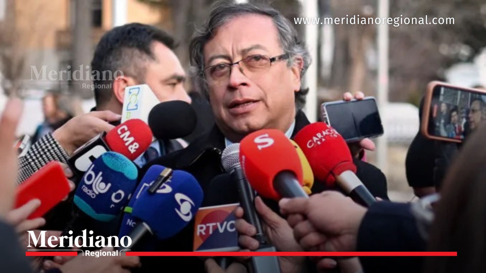 Gustavo Petro ofrece disculpas públicas a periodistas colombianas ante medios de comunicación.