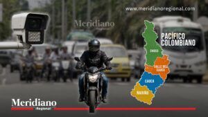 Cámara de fotomulta junto a motociclista en una vía urbana del suroccidente colombiano.