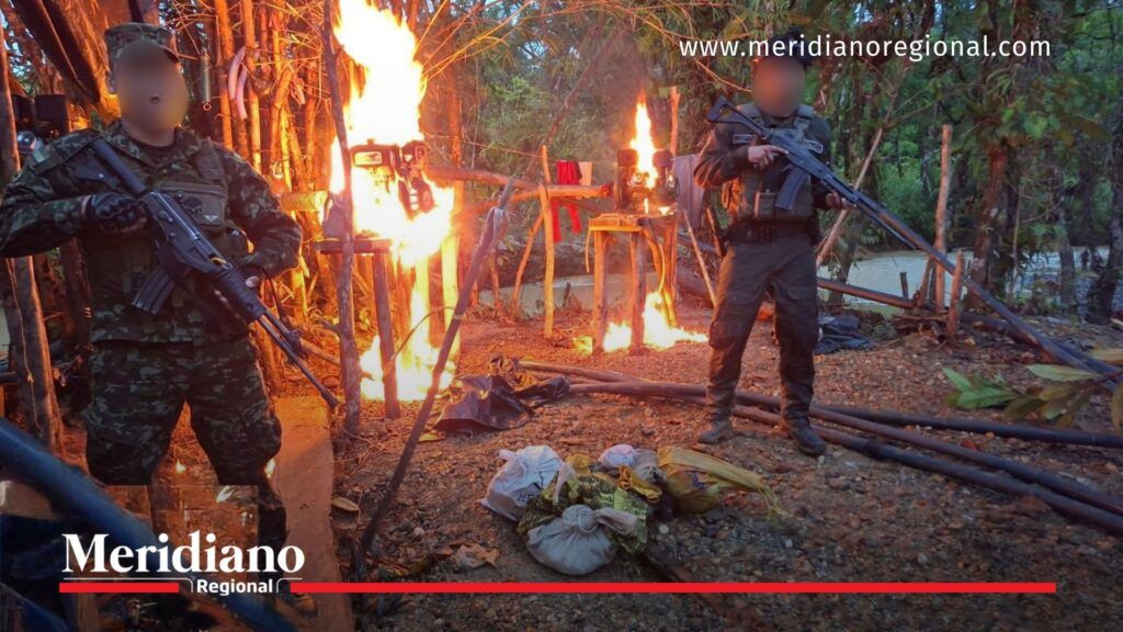 Militares y policías durante operativo contra minería ilegal en Chocó con maquinaria destruida e incendiada.