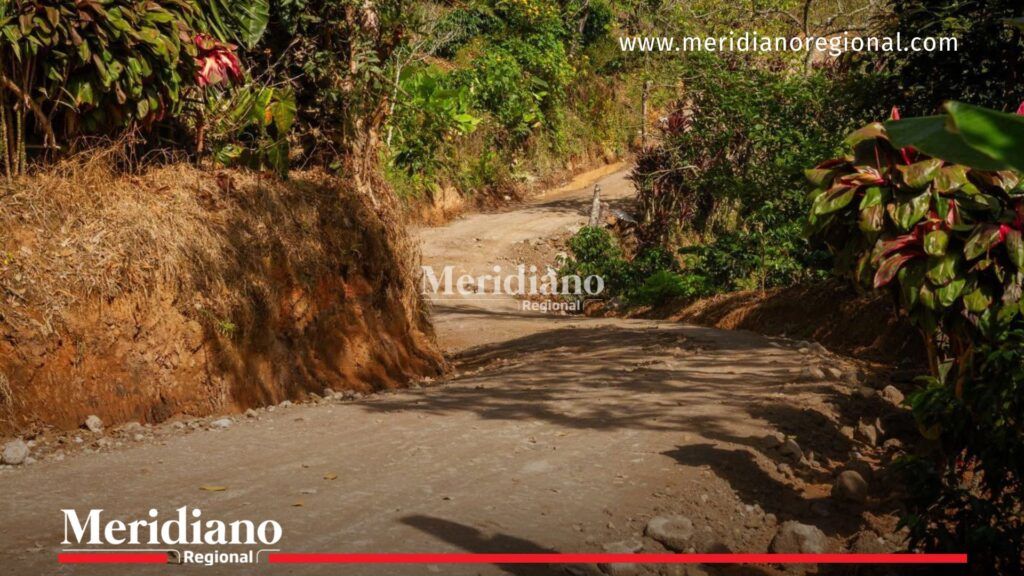 Vía rural recuperada en la vereda El Carmen, Piendamó, tras trabajos de rehabilitación realizados por la Oficina de Gestión del Riesgo de Desastres del Cauca para mejorar la movilidad de las comunidades.