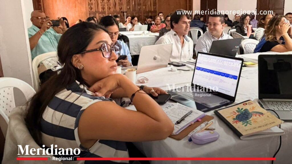 Participante registra compromisos durante la sesión técnica sobre Argelia para fortalecer la prevención, la protección de las comunidades y las garantías de no repetición en el Cauca.