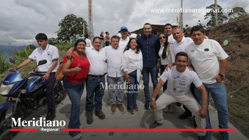 Gobernador Jorge Octavio Guzmán junto a líderes comunitarios y habitantes durante la entrega de placa huella en zona rural de Timbío como parte de las acciones de desarrollo rural de la Gobernación del Cauca.